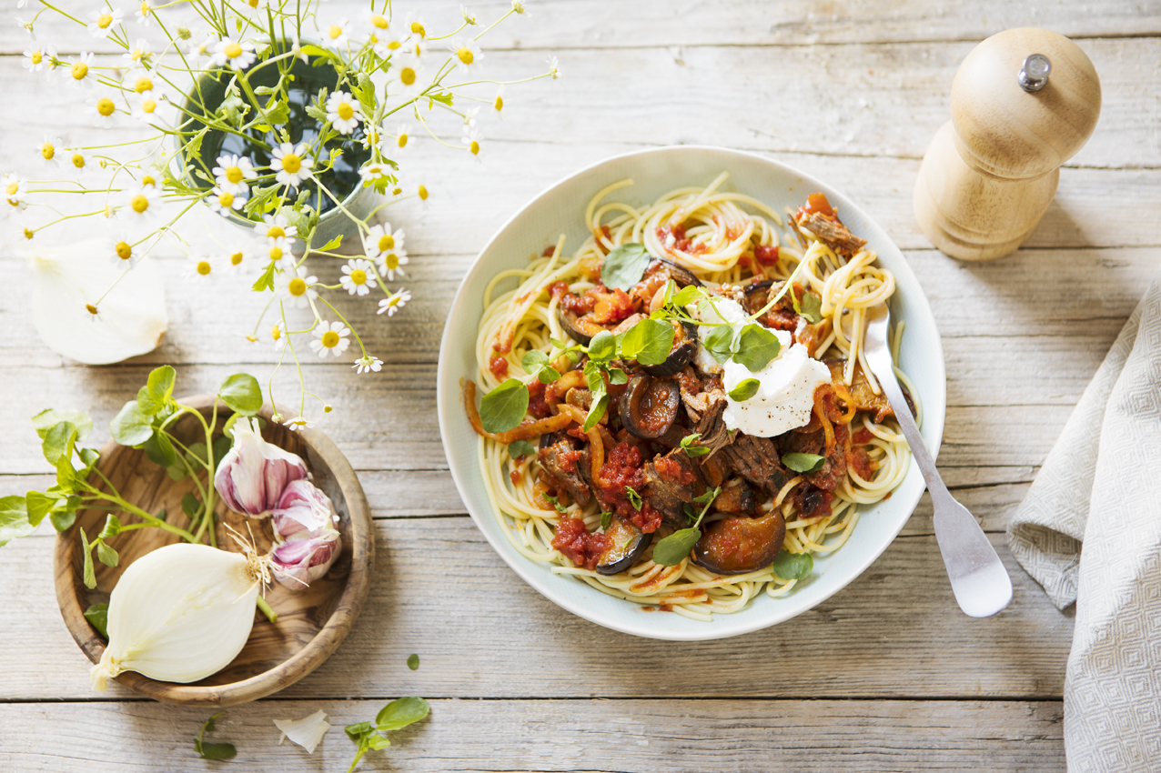 Aubergine-ret med irsk oksekød, tomat, spaghetti og ricotta