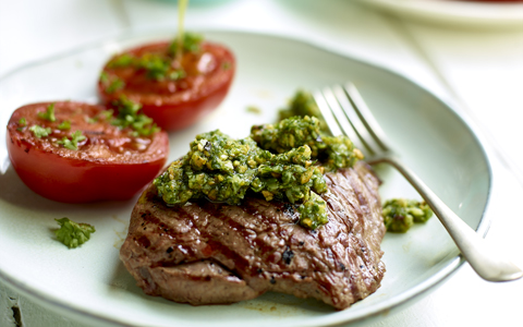 Grillede lammebøffer med pistacie- og rucolapesto