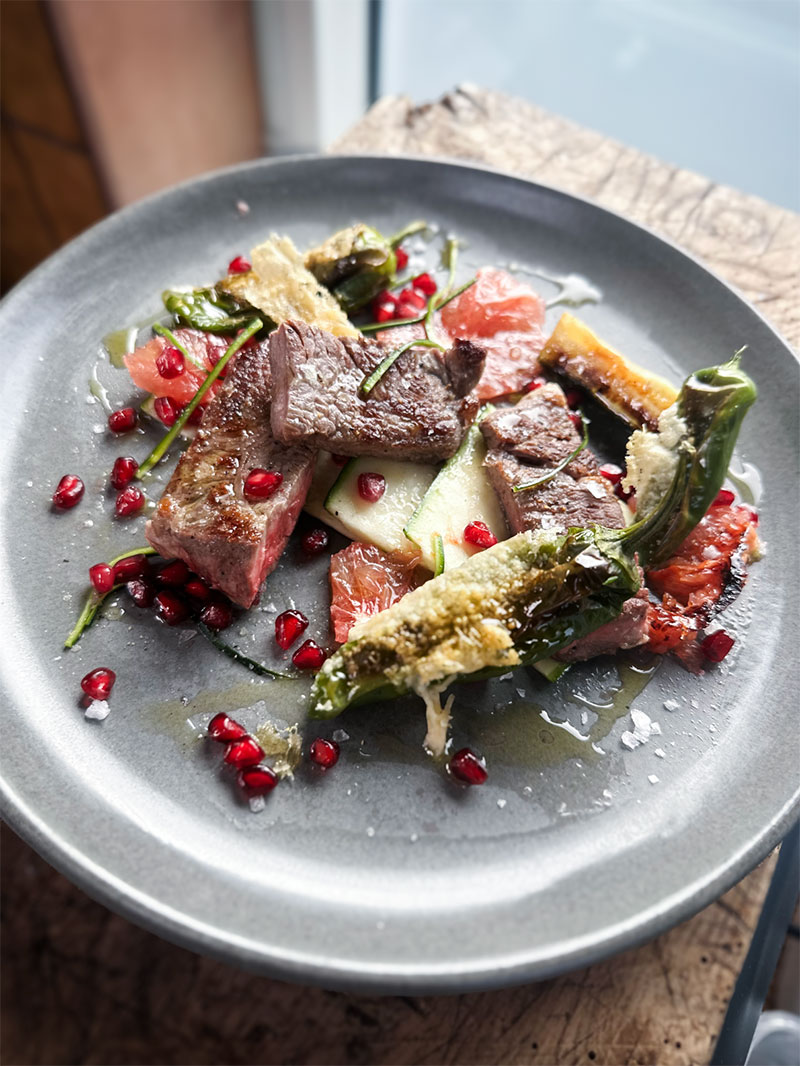 Pandestegt irsk ribeye med parmesan-gratineret padronpeber og squashsalat